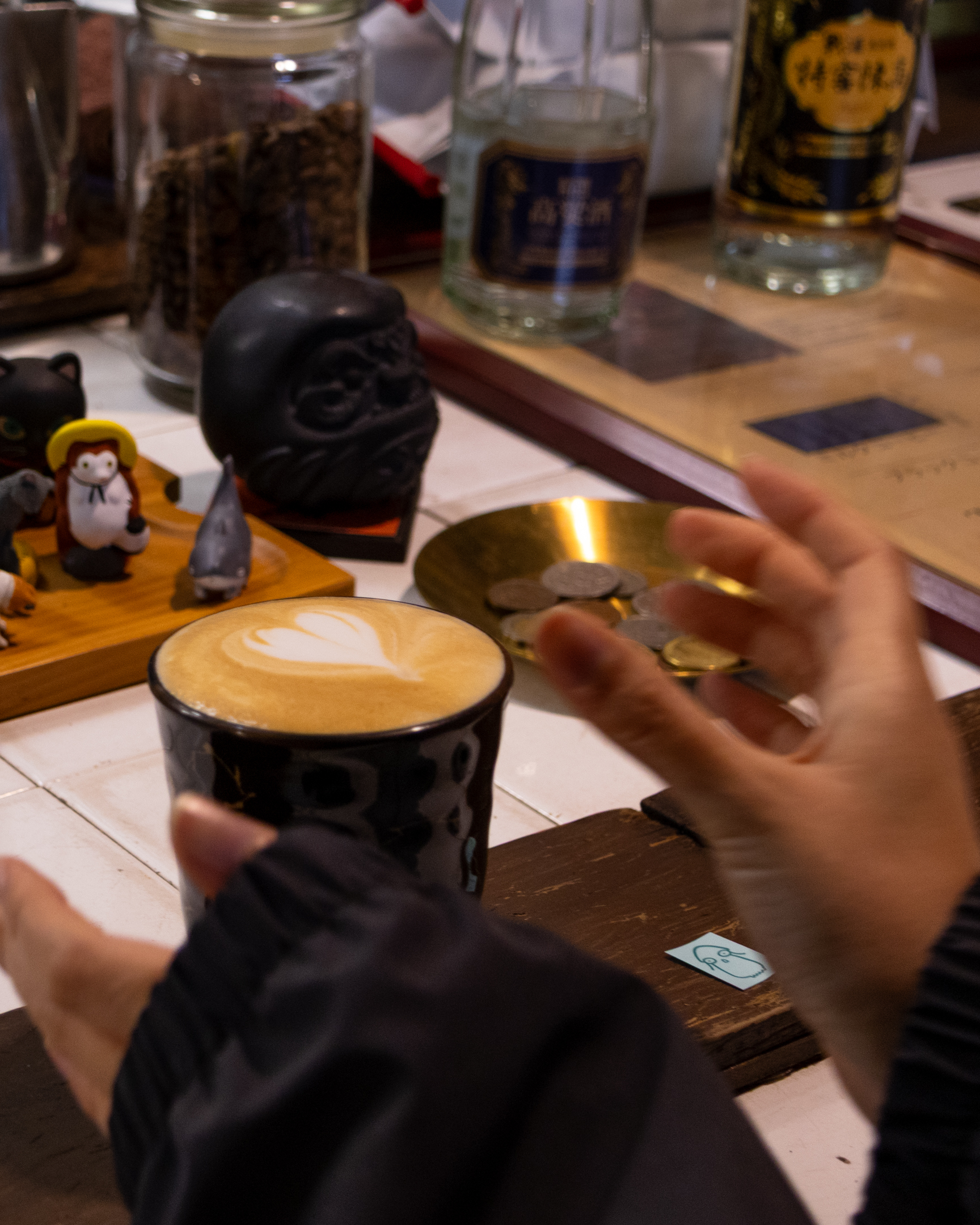 吧台上的拿鐵與桌面小物
